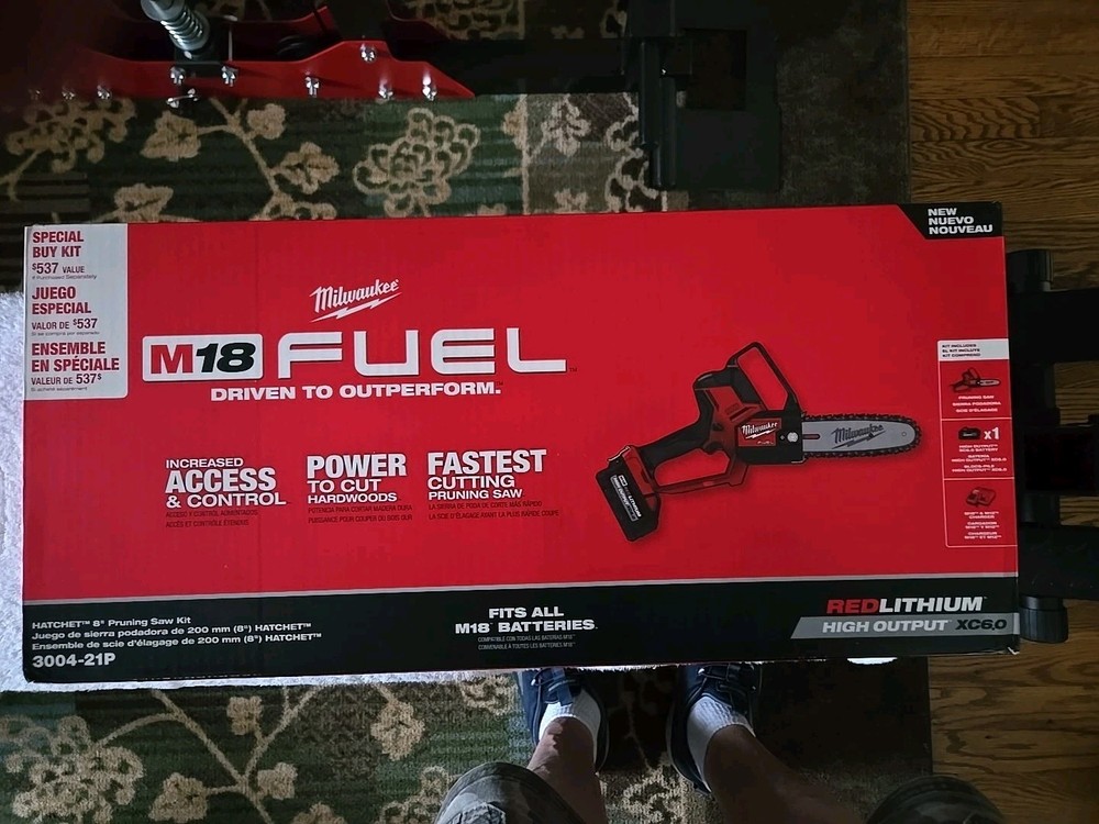 Milwaukee M18 Fuel Hatchet Pruning Saw Kit with Battery and Charger