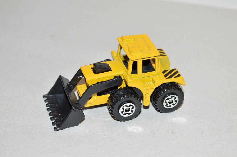 diecast vehicle 1/64 scale Matchbox construction tractor shovel No. 20