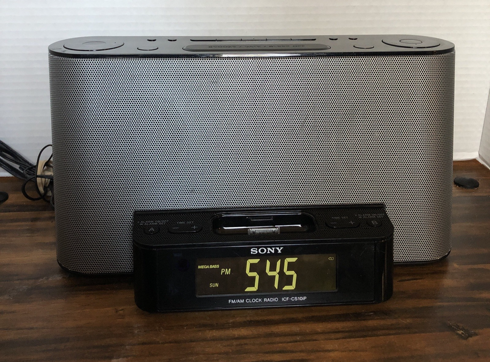 Sony Dream Machine AM/FM Clock Radio w/ 13 Pin iPod/iPhone Dock Model ICF-CS10iP