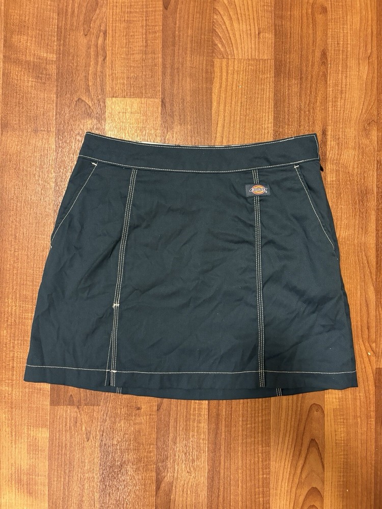 Navy blue Dickies mini skirt no flaws, brand new women’s size 29 waist.