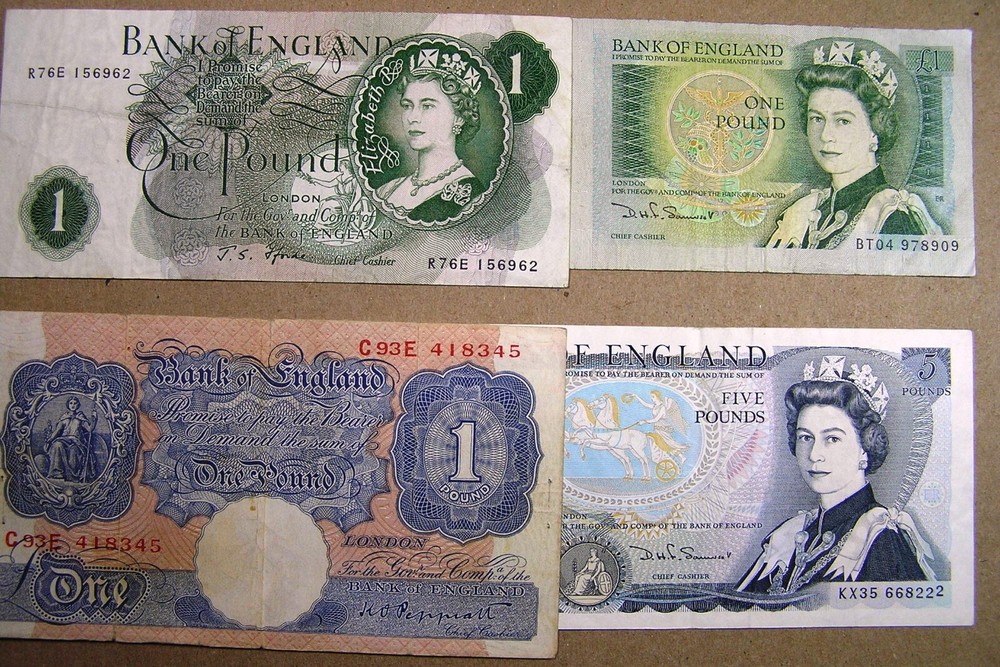 UK Great Britain Lot of 4 Diff Banknotes, 1 Pound-3 notes, 5 Pounds-1 note, VF