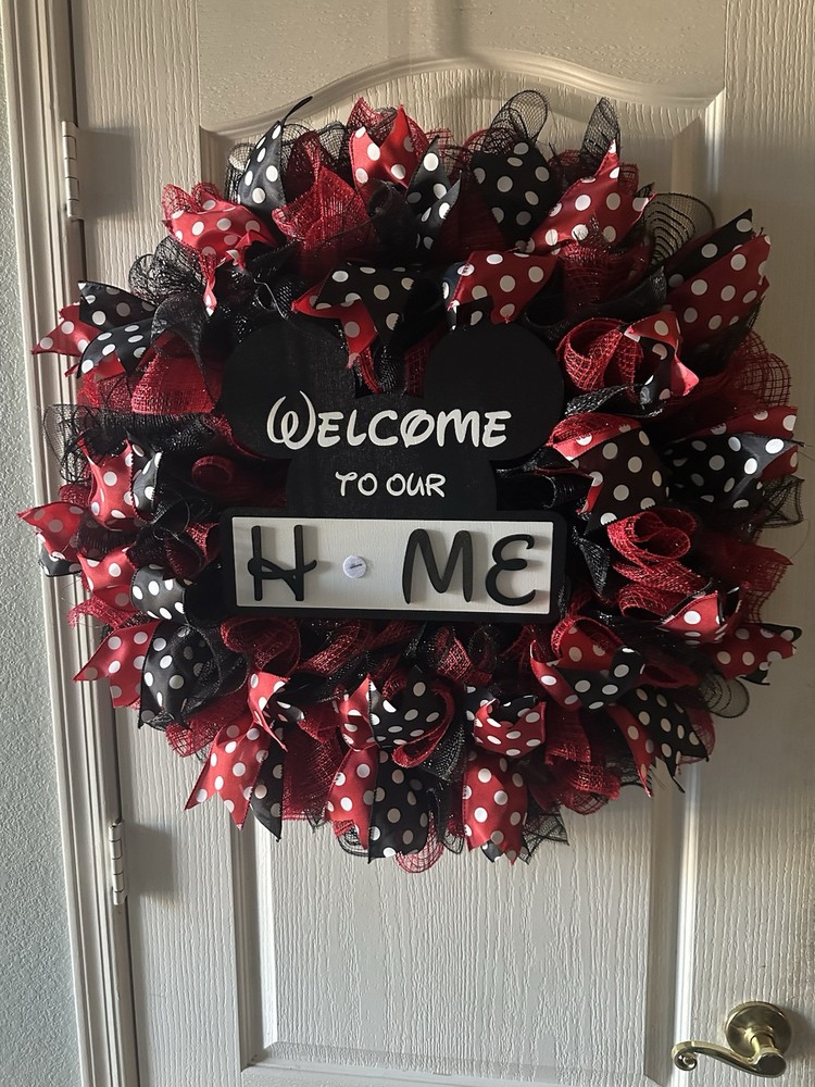 Festive Seasonal Wreath for Year-Round Decor-image