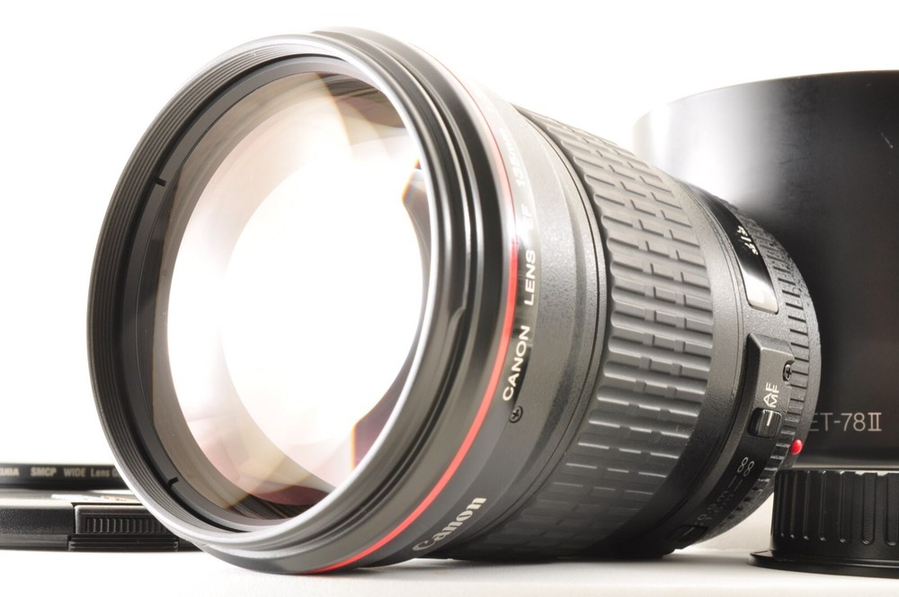Canon EF 135mm f/2 L USM Telephoto Lens with Hood in Excellent Mint Condition #4241