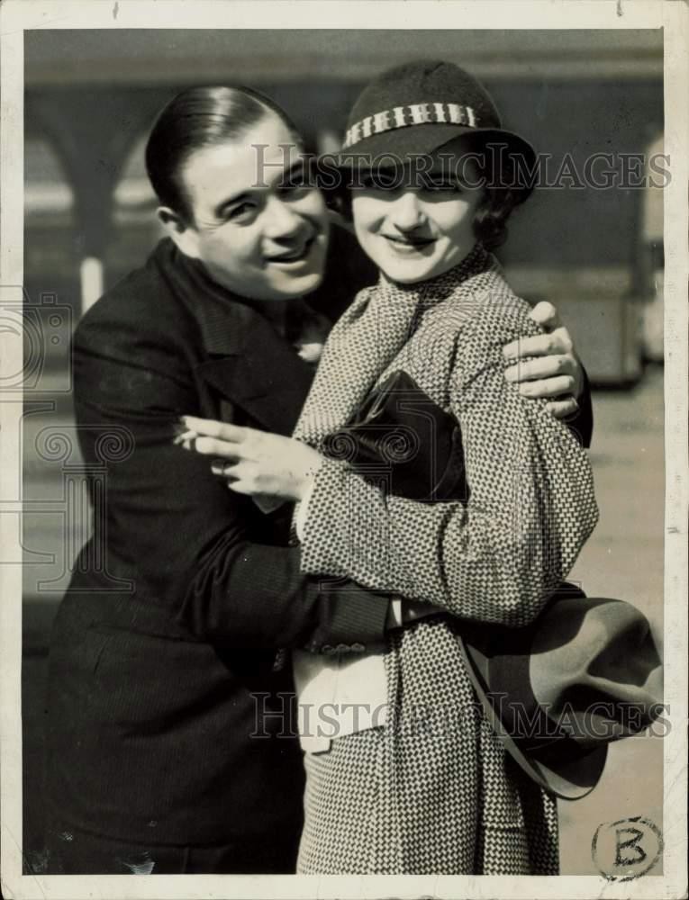 1933 Press Photo Tenor Morton Downey/Wife Reunited after His Washington Trip, CA