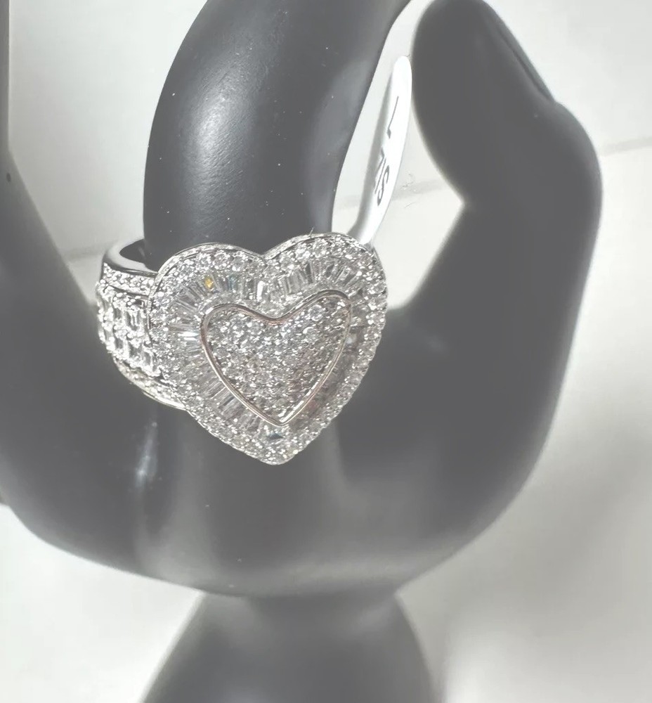 925 Sterling Silver Heart-Shaped Ring with Cubic Zirconias - Size 7