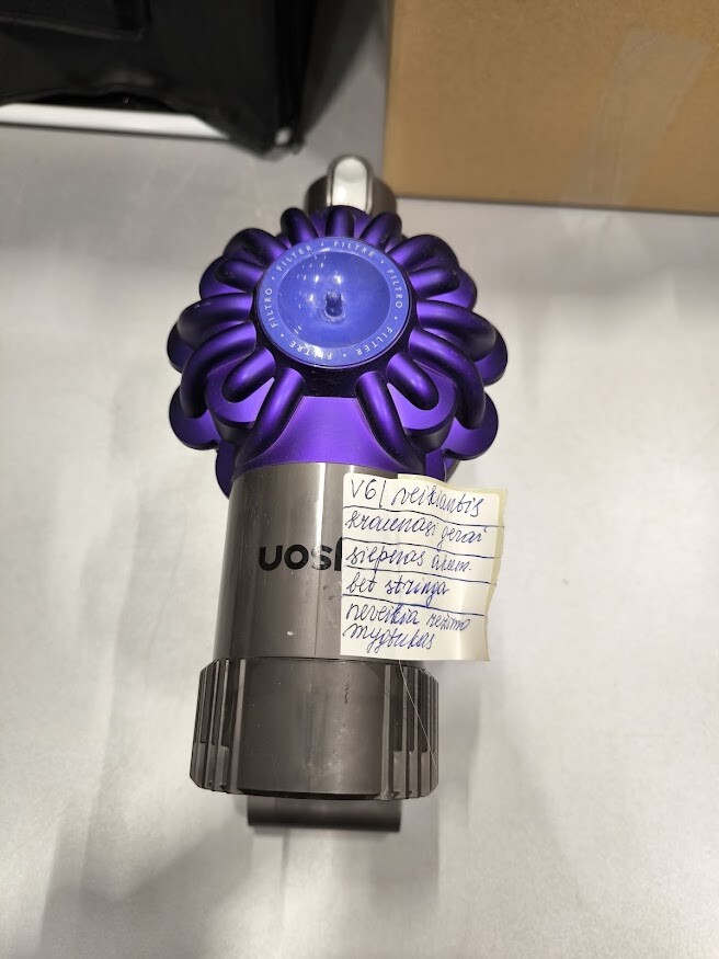 Dyson V6 Cordless Vacuum Used with Weak Battery No Accessories Freezing