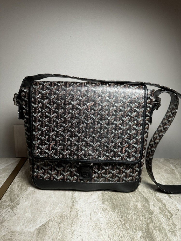 Goyard Grand Bleu MM Messenger Bag in Blue Luxury Leather