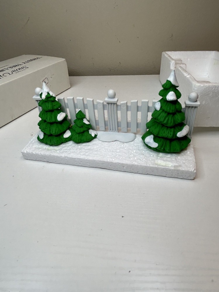 Department 56 Snow Village Frosty Countryside Tree Lined Picket Fence