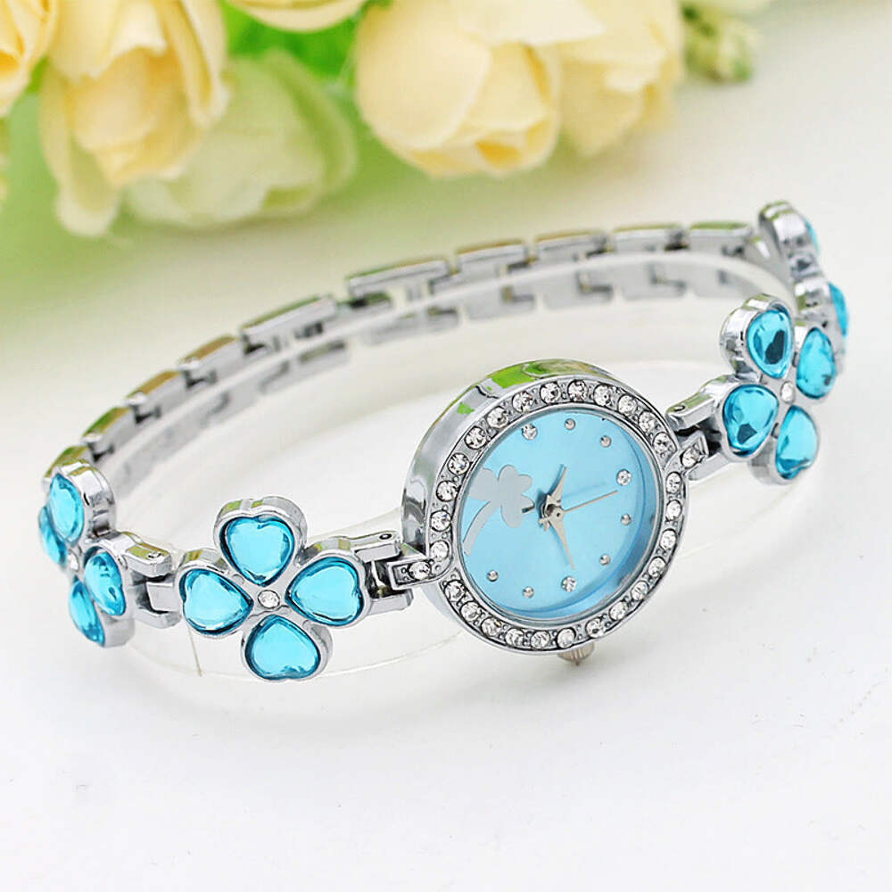 Fashionable Round Quartz Watch with Four-Leaf Clover Design and Stainless Steel