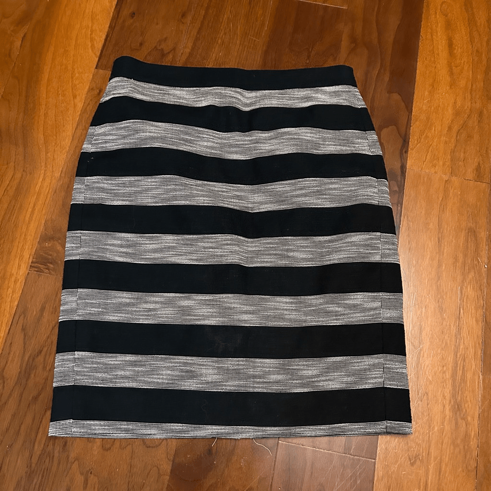 J Crew The Pencil Skirt in navy/gray stripes size 4