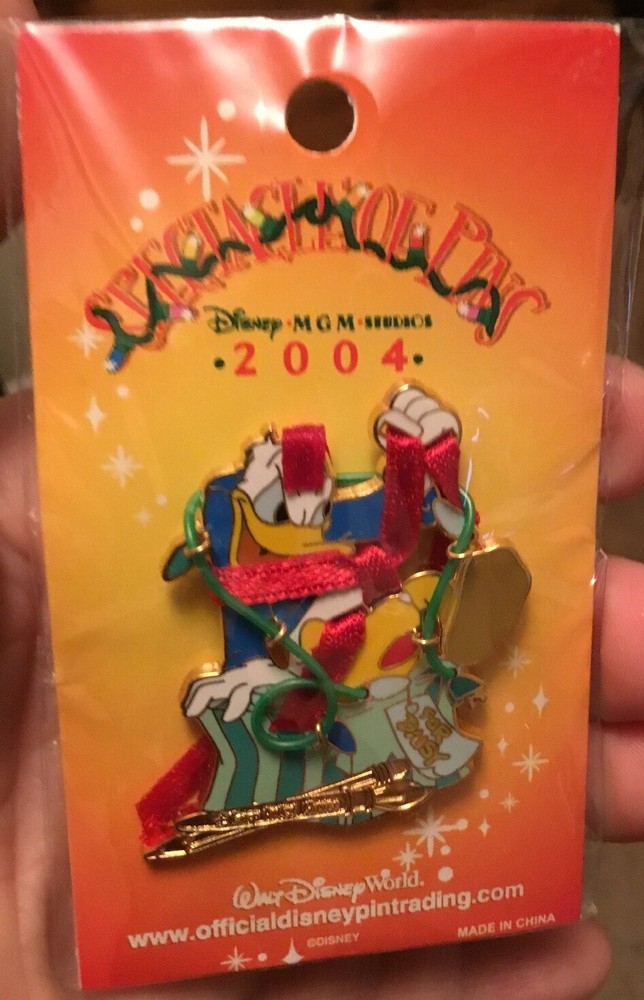 WDW - Spectacle of Pins 2004 - Artist Choice #4 (Donald Wrapped Up) LE 750 Pin