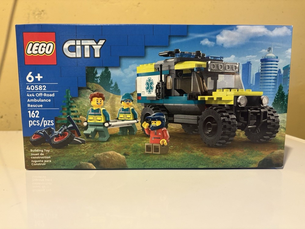 LEGO CITY: 4x4 Off-Road Ambulance Rescue (40582)