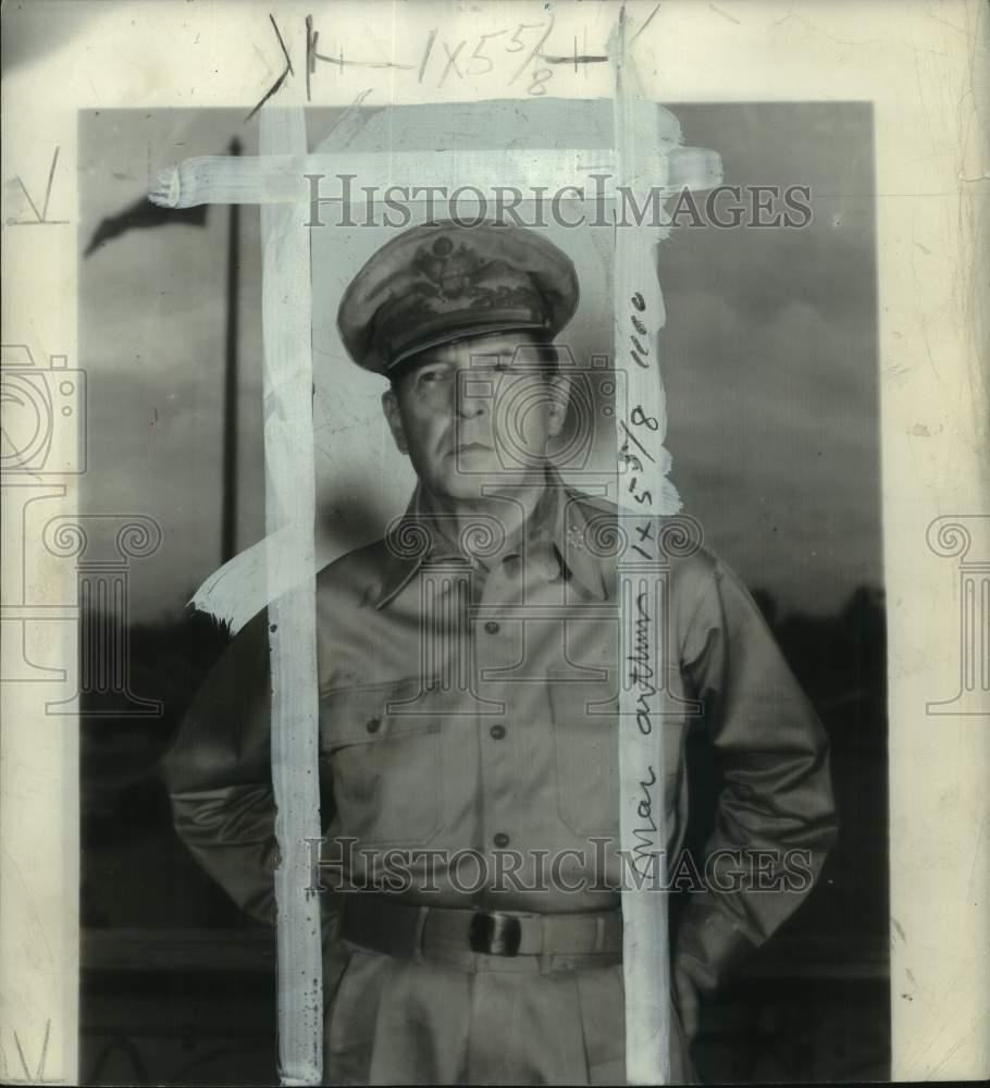1945 Press Photo General Douglas MacArthur in his military uniform looking afar