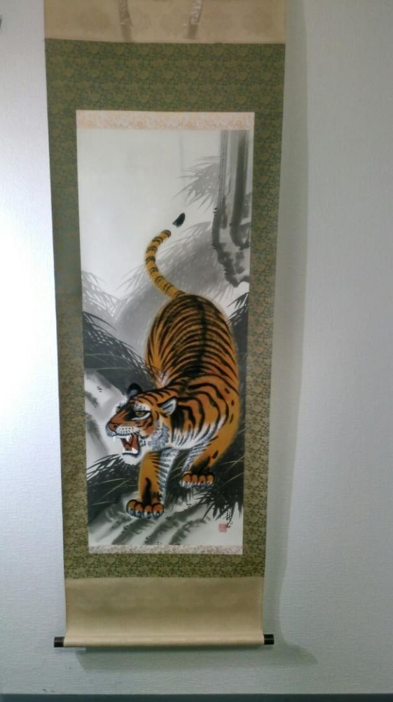 Final Tiger Box With A Dragon Stone Hanging Scroll