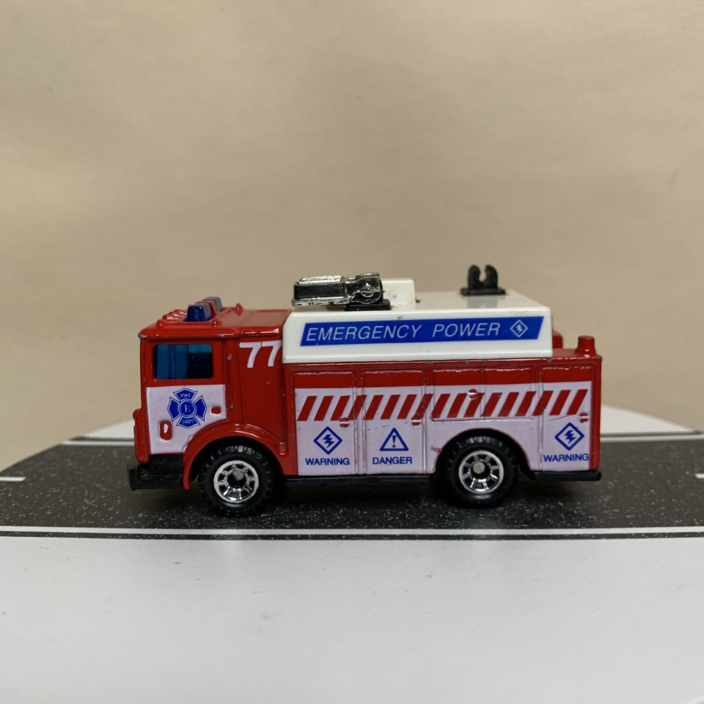 Matchbox Mack Emergency Auxiliary Power Truck Red/White/Blue #77 1:84 Scale