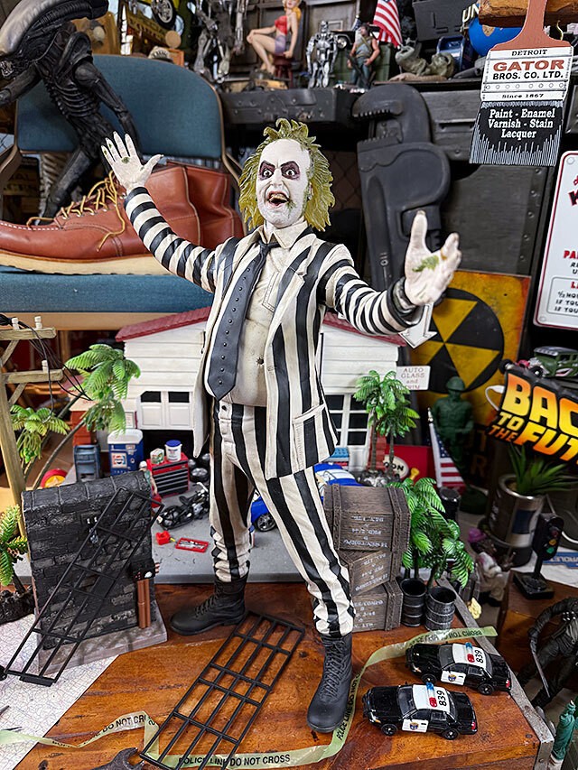 Neca 1/4 Scale Movie Beetlejuice Action Figure with Talking Feature US Version
