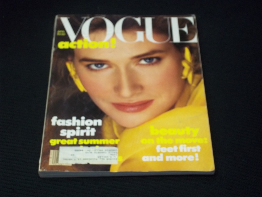 1982 APRIL VOGUE MAGAZINE - ROSEMARY MCGROTHA FASHION FRONT COVER - H 4495