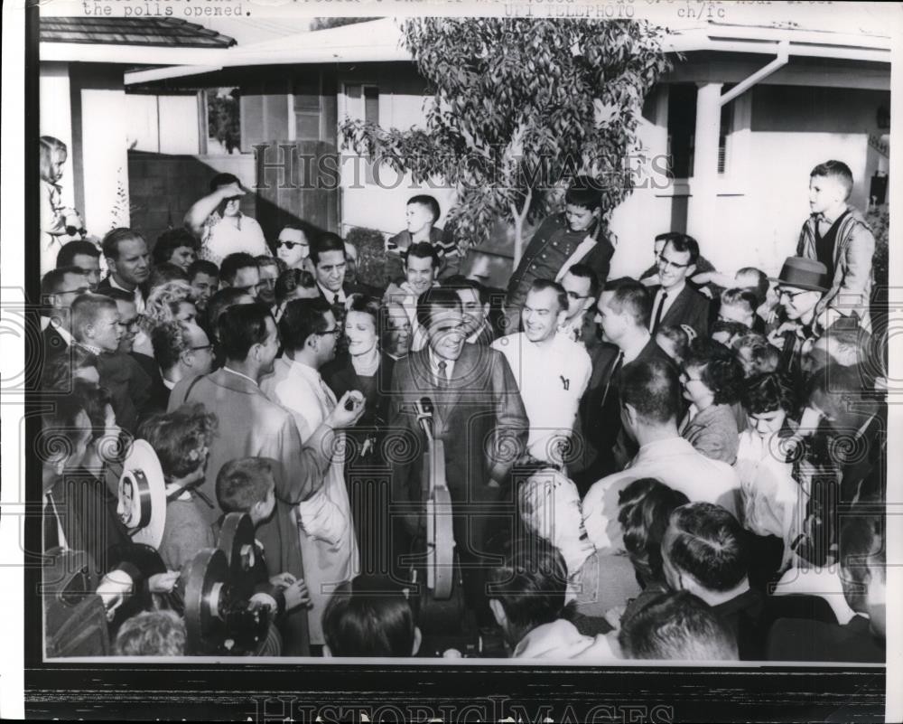 1960 Press Photo Richard Nixon Speaks to Crowds - nef28170