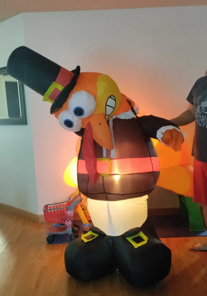 2006 Gemmy 8ft Inflatable Turkey in Pilgrim Costume Thanksgiving Decoration