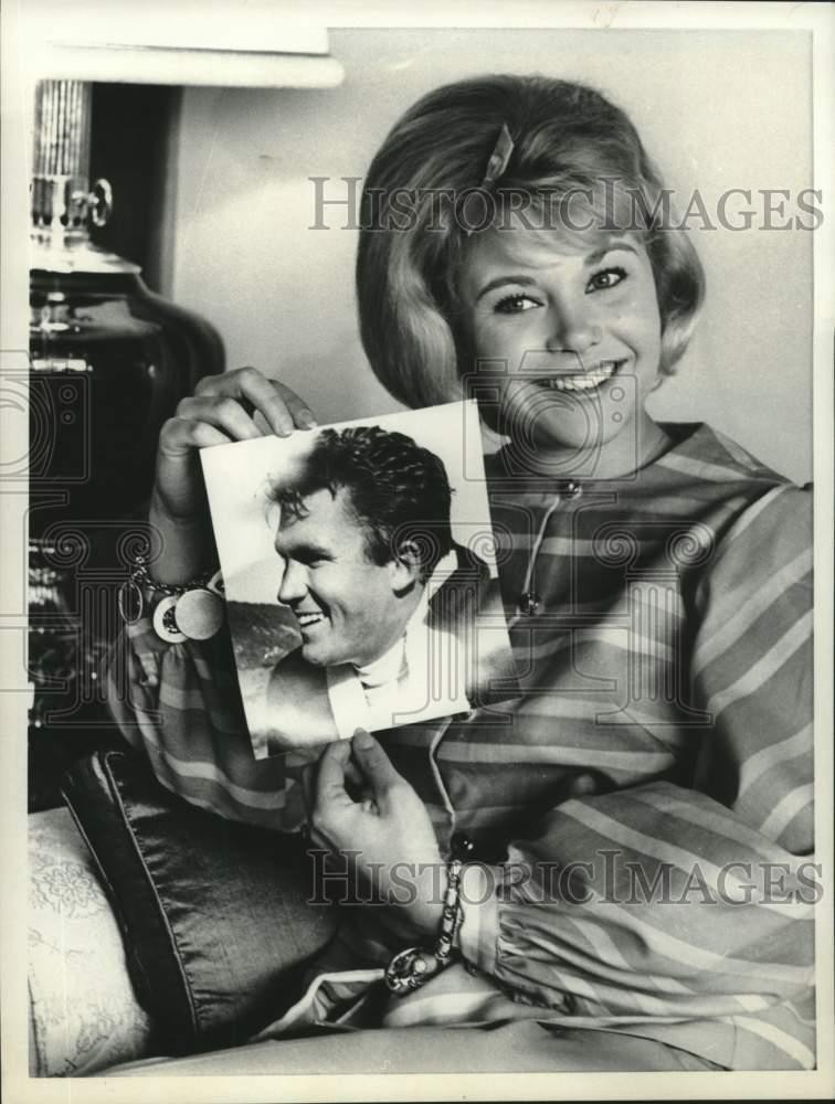 1964 Press Photo Actress Cheryl Holdridge Got Engaged To Lance Reventlow