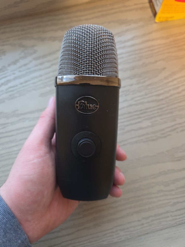 Blue Yeti Professional Multi-Pattern USB Condenser Microphone - Blackout