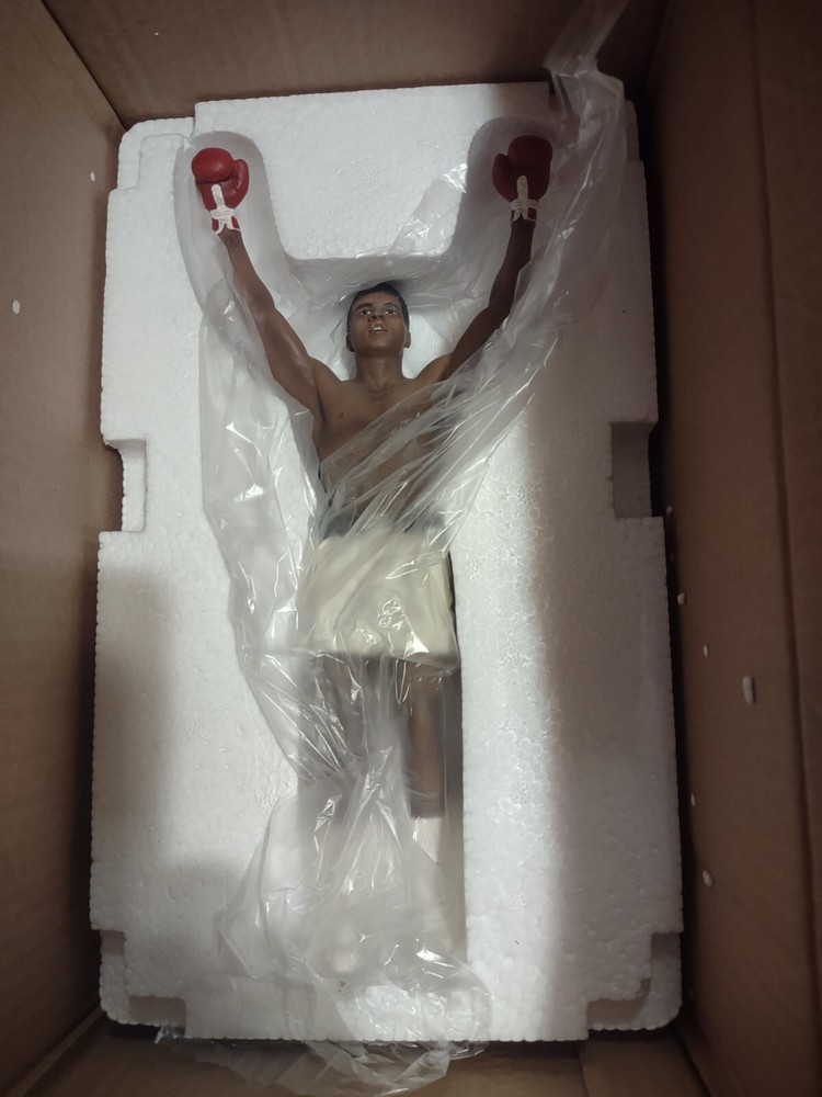 Muhammad Ali Sculpture Danbury Mint ( New Old Stock)