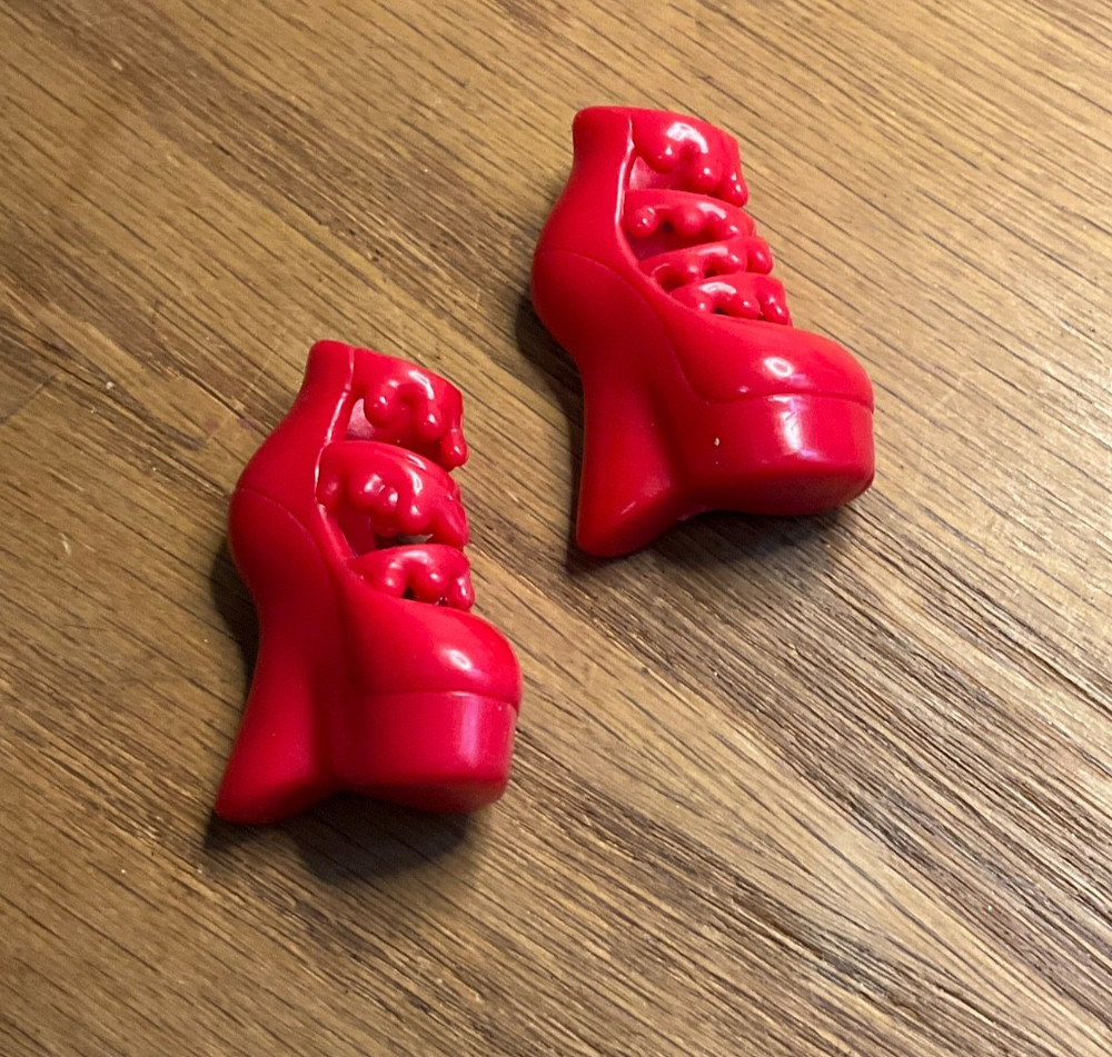 Monster High Doll Ghoulia Yelps Love's Not Dead Red Shoes Heels