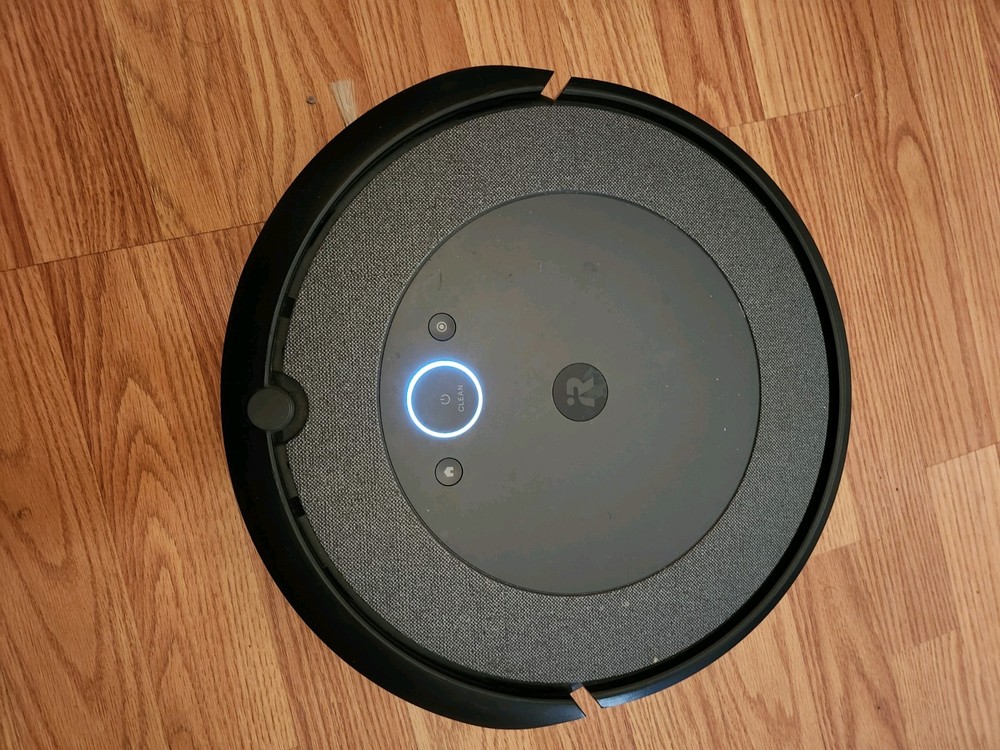 iRobot Roomba i3 Robot Vacuum ONLYWorks Great Charging dock tower sold separate