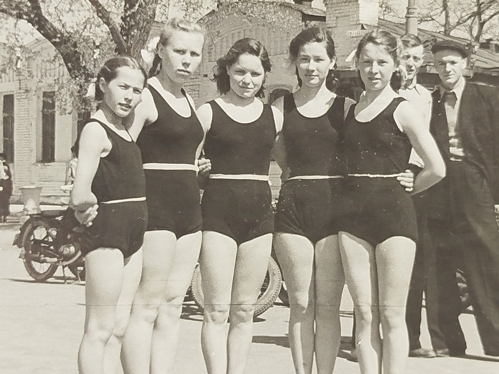 Vintage Photo - Beautiful Women - Swimsuits - Beach Scene #28
