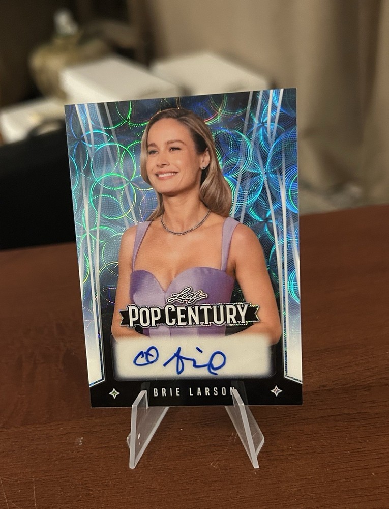 2025 Leaf Pop Century Brie Larson Blue Kaleidoscope Refractor AUTO 1/1 🔥🔥🔥
