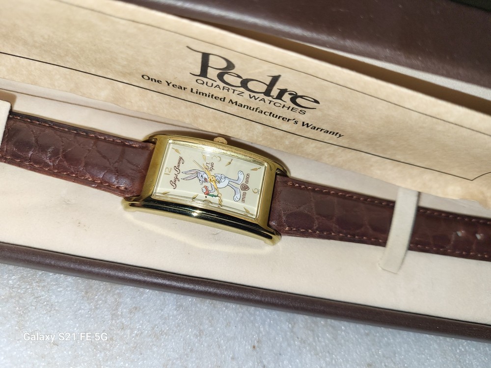 Warner Bros 1940 Bugs Bunny Quartz Watch with Case Vintage Cartoon Style