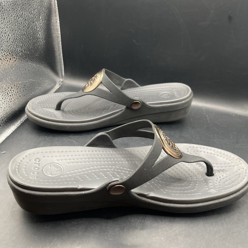 Crocs Womens Sanrah Circle Wedge Flip Flop Sandals Size 10 Black