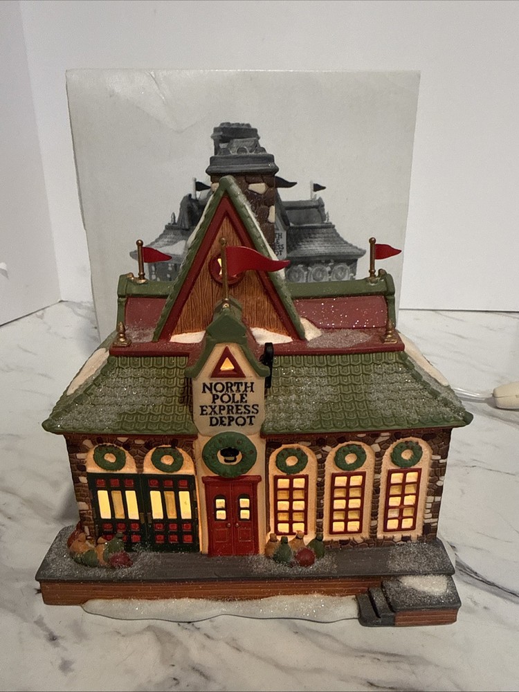 Dept 56 North Pole Series North Pole Express Depot 56278 Lighted House w/Box