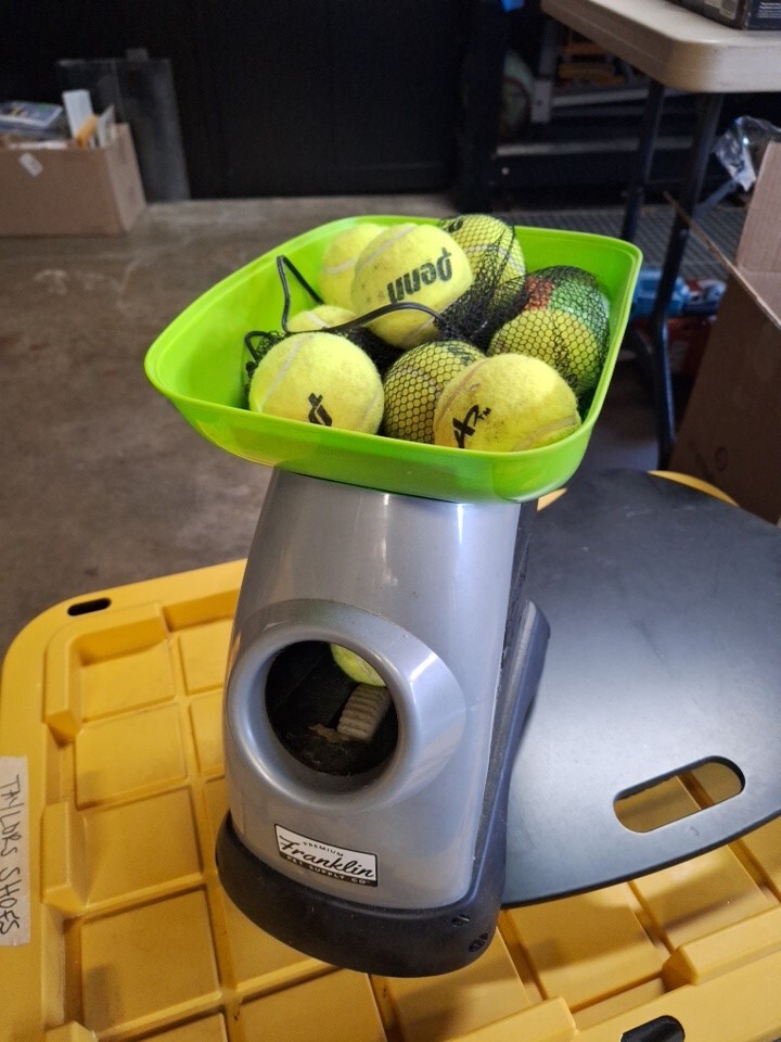 PREMIUM FRANKLIN  PET SUPPLY COMPANY DOG BALL TOSS MACHINE WITH CHARGER PREOWNED