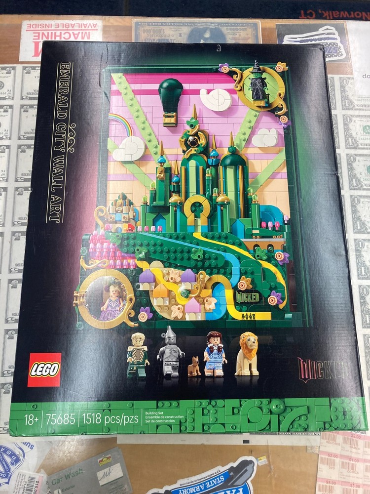 LEGO Wicked 75685 Emerald City Wall Art 1518 pcs NEW Sealed Box Damage