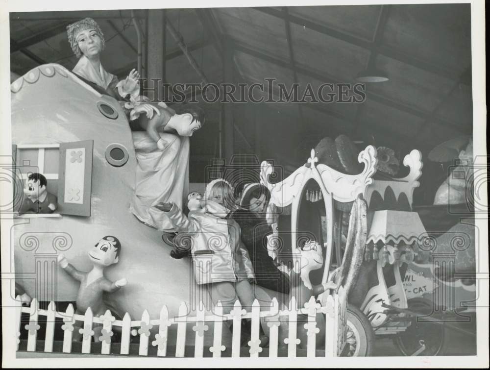 1961 Mills Bros Circus Ohio Girls on Mother Hubbards Shoe House Vintage Press Photo