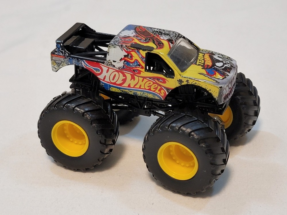 Hot Wheels Monster Jam Trucks TEAM HOT WHEELS FIRESTORM 1:64 Yellow Rims