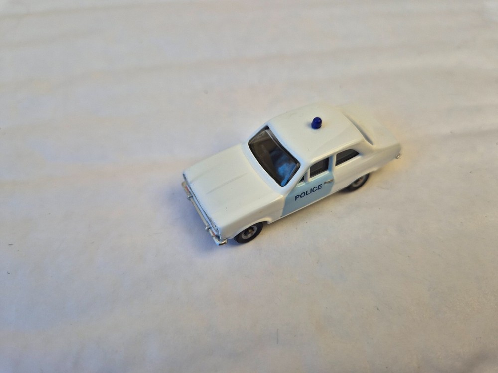 1/76 OO Scale Corgi Ford Escort Police Car Diecast Model DG218003