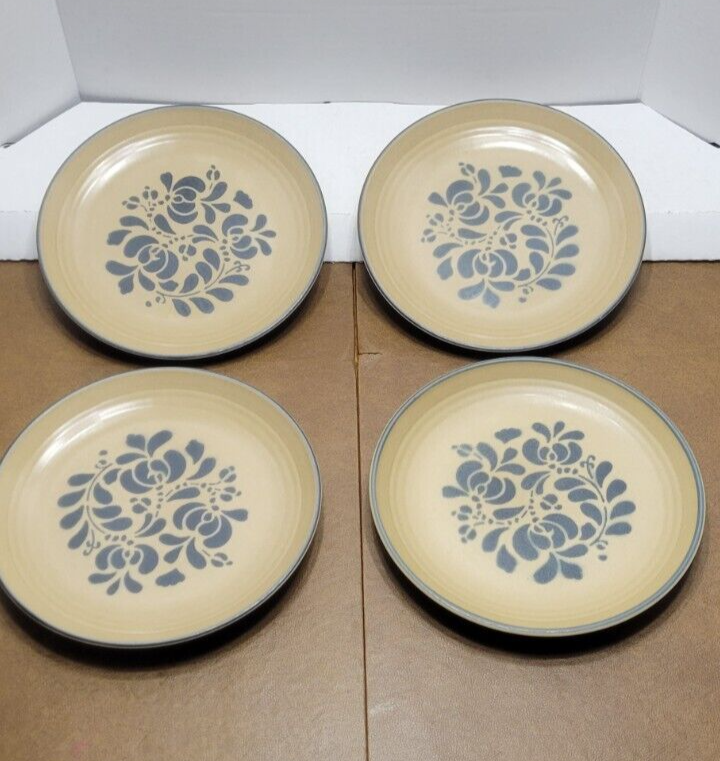 Pfaltzgraff Folk Art 10-Inch Dinner Plates Set of 4 Tan Blue Vintage USA Made