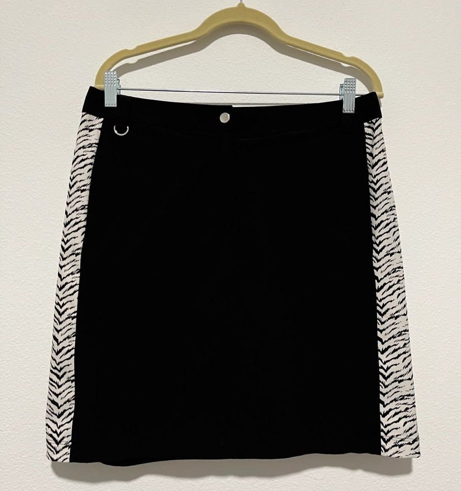 Chicos Zenergy Golf Skirt Size 1 Black White Animal Print - Excellent Condition