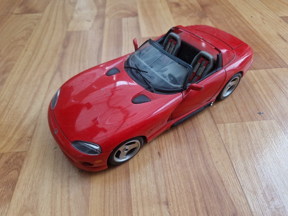 1/18 SCALE BURAGO CLASSIC DODGE VIPER RT/10 DIECAST MODEL CAR USED