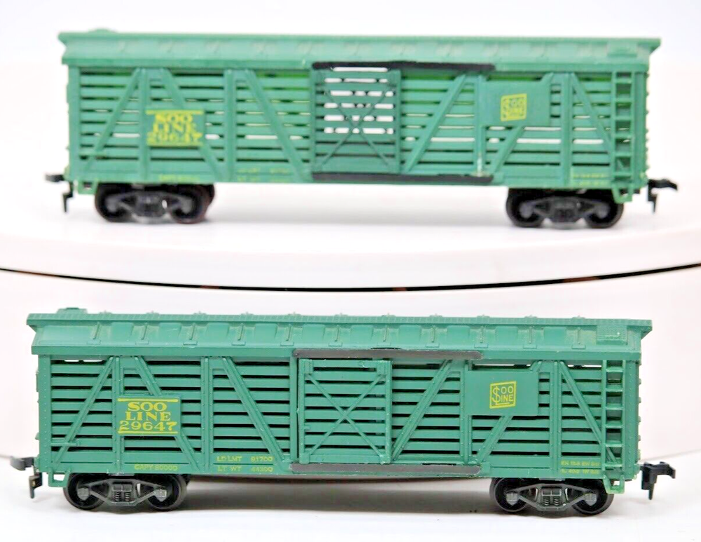 Lot of 2 HO Scale Life-Like Soo Line Stock Cars #29647 1:87 Green Slatted Sides