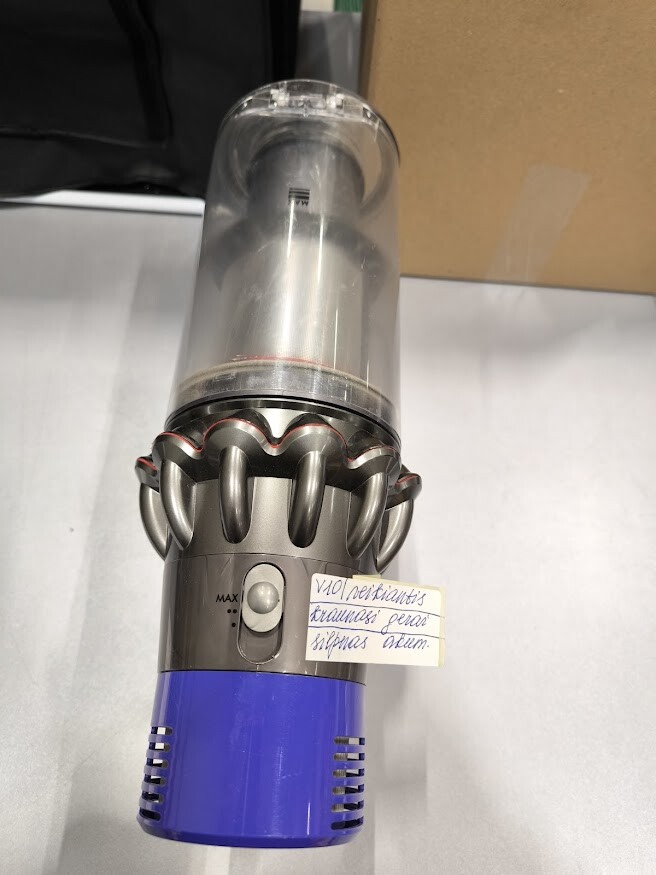 Dyson V10 Vacuum Used with Weak Battery No Accessories
