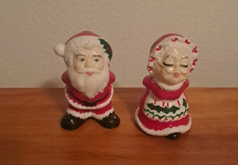 Kissing Mr/Mrs Santa Christmas Figurines 3 Inch Handpainted Vintage