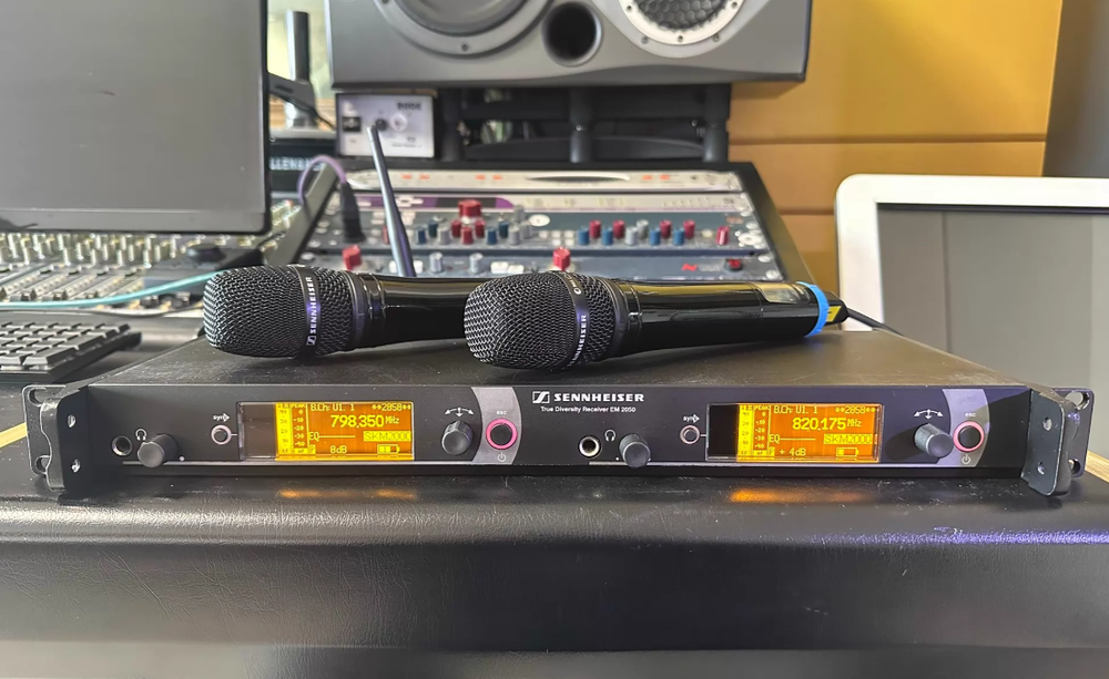 Sennheiser SKM2000 Wireless Microphone Set EM2050 receiver 2 SKM2000 microphones