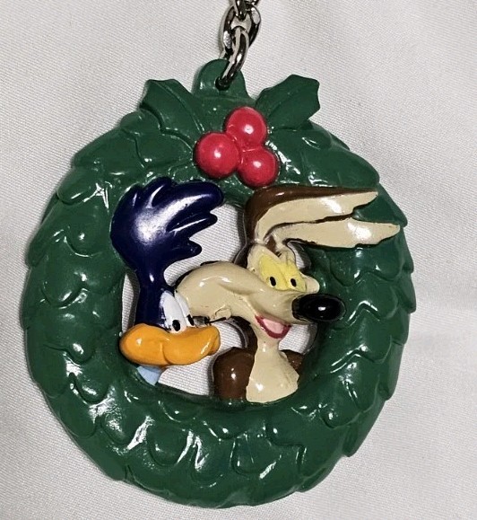 VTG 2002 Looney Tunes Wile E Coyote Christmas Wreath Keychain A/B