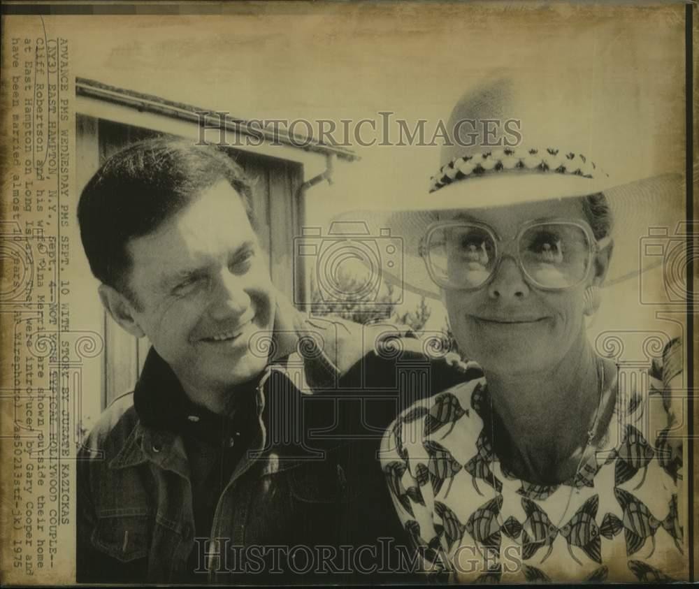 1975 Press Photo Actor Cliff Robertson with wife Dina Merrill in East Hampton