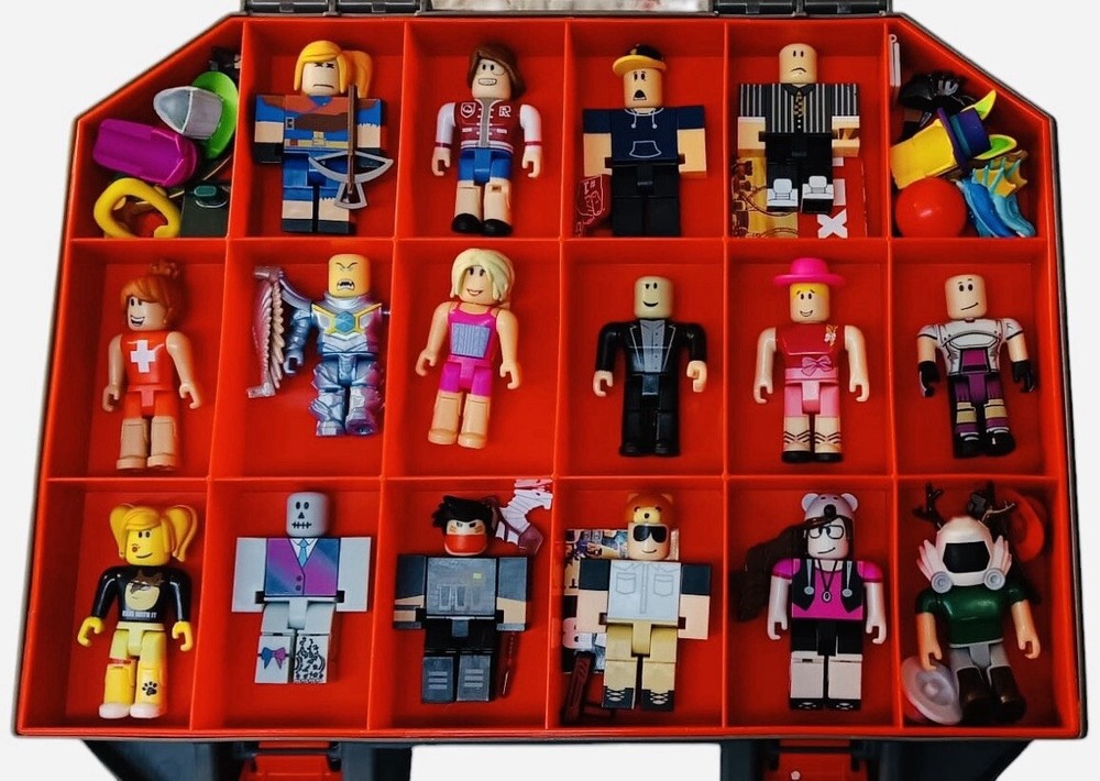 Various Roblox 16 Figures with Storage Case & Accessories