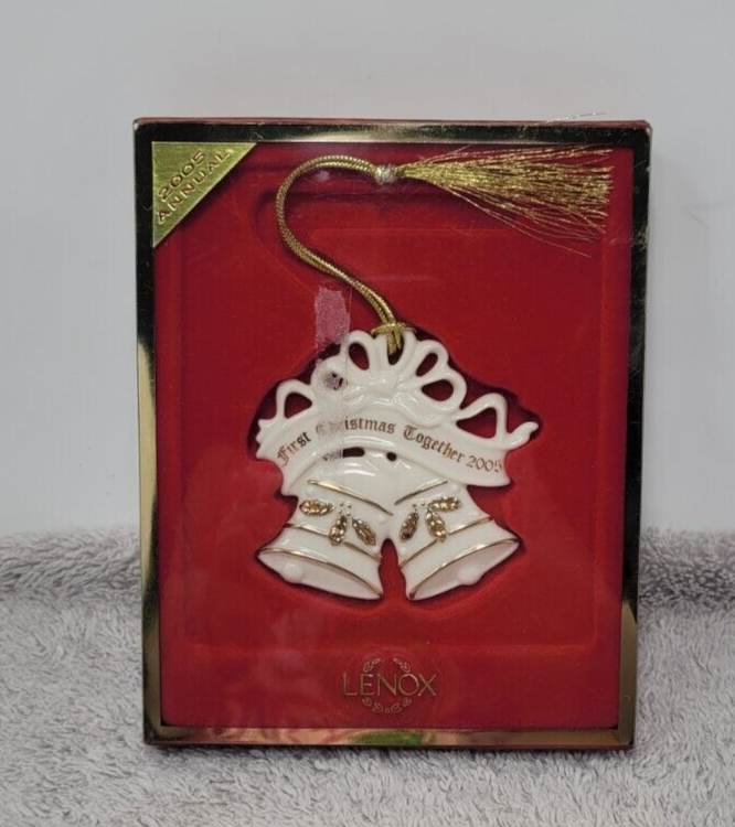 Lenox Our First Christmas Together 2005 adorno de porcelana campanas de Navidad