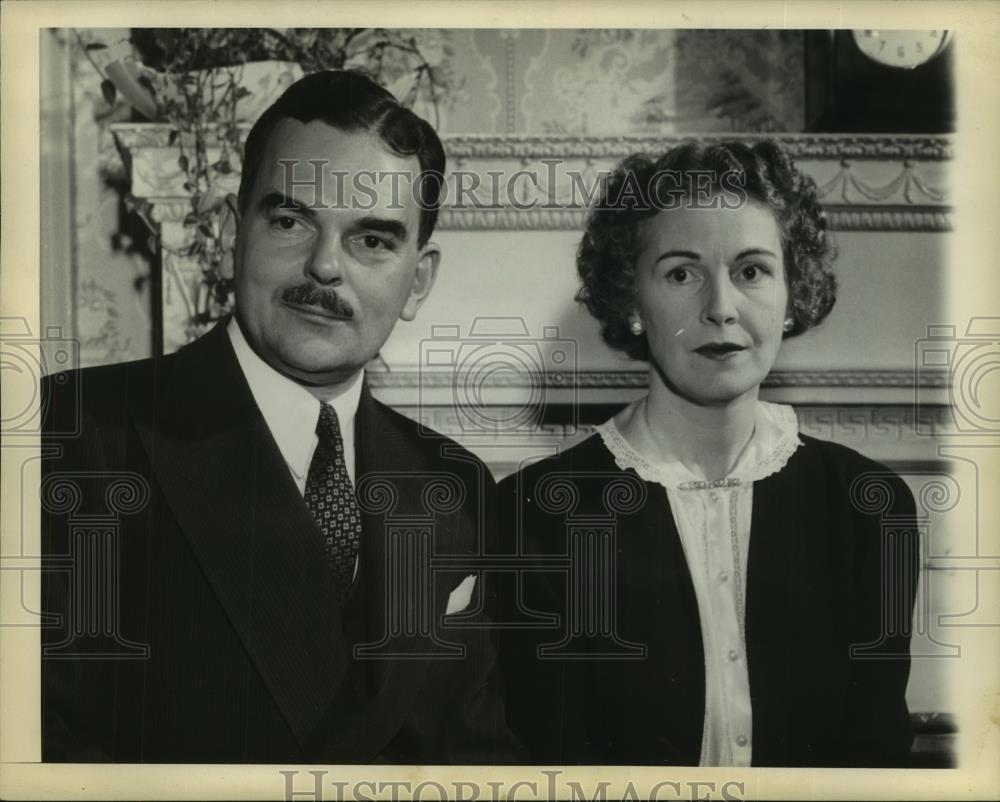 1944 Press Photo New York Governor & Mrs. Thomas E. Dewey - tua03764